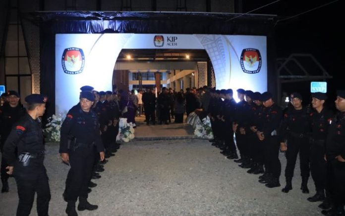 Pengamanan Debat Pilgub Aceh Debat Publik Cagub-Cawagub Aceh Ronde Kedua Berjalan Aman Personel Polda Aceh saat mengawal pelaksanaan debat publik Pilgub Aceh ronde kedua di Ballroom The Pade Hotel, Banda Aceh, pada Jumat (1/11/2024) malam. Foto: HO for Komparatif.ID.