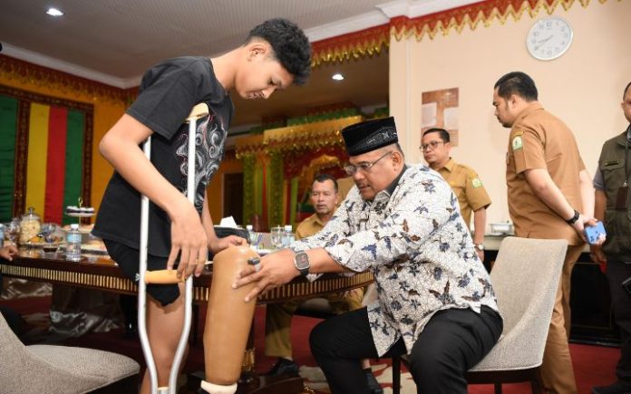 Safrizal Serahkan Kaki Palsu Untuk Guntur