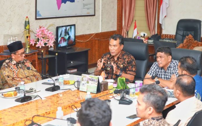 Taman Hutan Raya Pidie Pidie Gagas Pembentukan Taman Hutan Raya PEDIR Pj Bupati Pidie, Samsul Azhar, memimpin rapat inisiasi usulan pembentukan Taman Hutan Raya (Tahura) di ruang kerja Bupati, Kamis (31/10/2024). Foto: HO for Komparatif.ID.