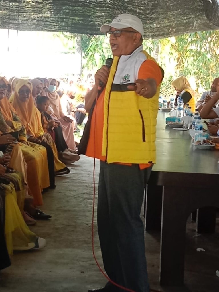 Ismail Adam, politisi PKS di Bireuen, Minggu (3/11/2024), mengajak warga Gandapura memilih Mukhlis-Razuardi pada 27 November 2024. Pasangan tersebut bukan kaleng-kaleng dan bukan kandidat karbitan. Foto: HO for Komparatif.ID.