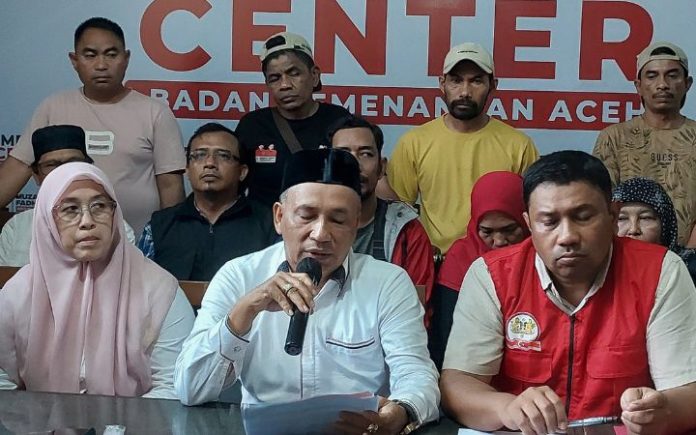 Data Akurat, Tim Pemenangan Pastikan Mualem-Dek Fadh Menang Ketua Tim Pemenangan Mualem-Dek Fadh, Kamaruddin Abubakar, pada konferensi pers di Posko Pemenangan Mualem-Dek Fadh, Banda Aceh, Rabu (4/12/2024). Foto: Komparatif.ID/ Rizki Aulia Ramadan. Abu Razak: Persiapan Pelantikan Mualem-Dek Fadh Lancar