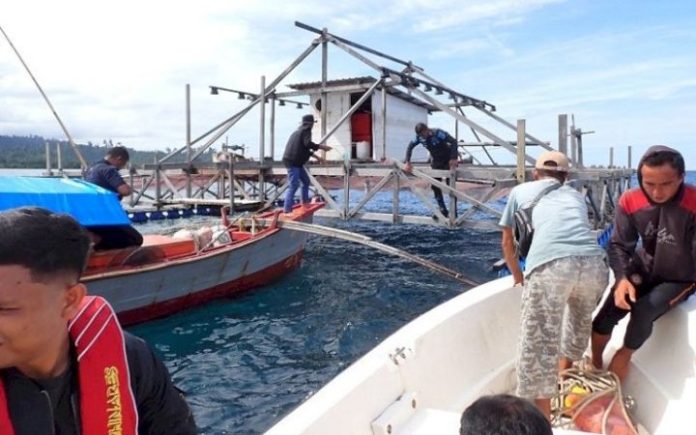 DKP Aceh Segel Bagan Apung Ilegal di Pulau Pinang Simeulue Proses penyegelan bagan apung ilegal di kawasan konservasi Pulau Pinang, Pulau Siumat, dan Pulau Simanaha (PISISI), Kabupaten Simeulue. Foto: DKP Aceh.