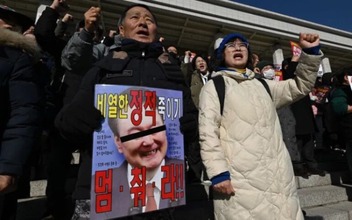 Demo Presiden Yoon Oposisi Ajukan Mosi Pemakzulan Presiden Yoon Suk Yeol Partai Demokrat desak Presiden Yoon Suk-yeol mengundurkan diri. Foto: Jung Yeon-Je/AFP.