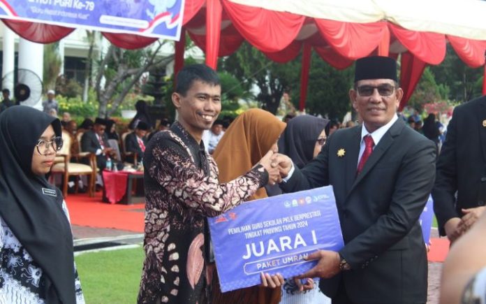 Guru SLB Bukesra Dapat Hadiah Umrah dari Disdik Aceh Guru Sekolah Luar Biasa (SLB) Bukesra Banda Aceh, Mawardy S.Pd. Foto: HO for Komparatif.ID.