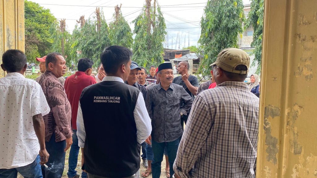Sarjani saat memantau Proses rekapitulasi di Kecamatan Kembang Tanjông. Foto: HO for Komparatif.ID.