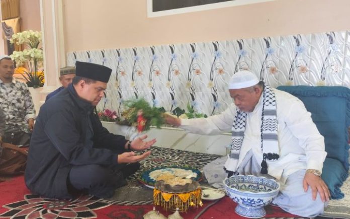Sambangi Dayah Bustanul Huda, Irsan Sosiawan Dipeusijuk Abu Paya Pasie Anggota DPR RI Fraksi NasDem, Irsan Sosiawan Gading (ISG), saat di-peusijeuk Abu Paya Pasie, Rabu (18/12/2024). Foto: HO for Komparatif.ID.