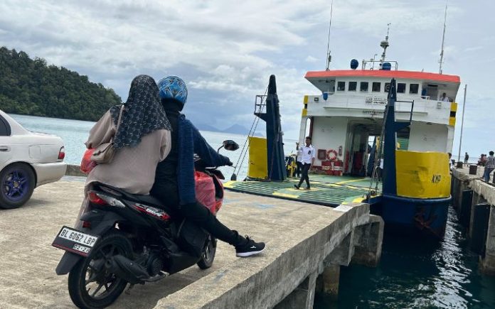 KMP Papuyu Kemenhub Bagikan 29.972 Tiket Kapal Gratis Pada Periode Nataru KMP Papuyu saat bersandar di Pelabuhan Lamteng, Pulo Nasi, Kecamatan Pulo Aceh, Aceh Besar. Foto: Komparatif.ID/Fuad Saputra.