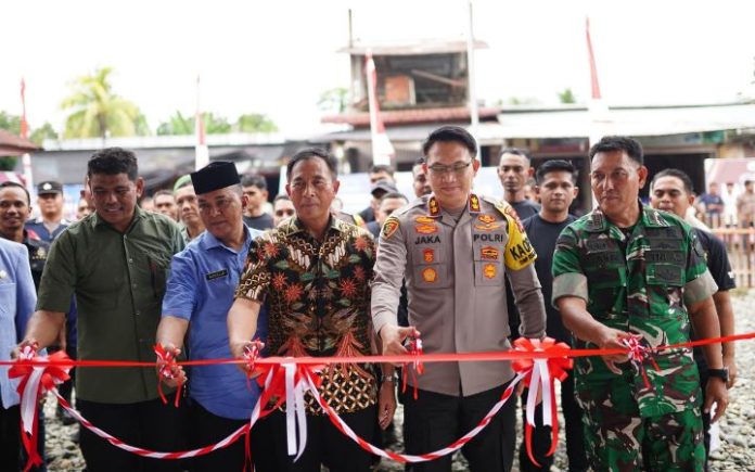 Kampung Bebas Narkoba Polda Aceh Luncurkan 23 Kampung Bebas Narkoba di Pidie Dirresnarkoba Kombes Shobarmen, bersama Kapolres Pidie, Jaka Mulyana, saat meresmikan peluncuran 23 Kampung Bebas Narkoba (KBN) di Pidie, Jumat (6/12/2024). Foto: Ho for Komparatif.ID.