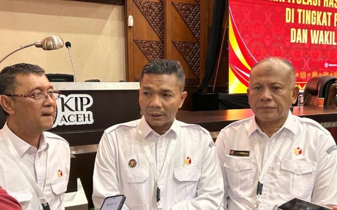 Ketua Panwaslih Aceh Panwaslih Aceh: Pleno Rekapitulasi Berjalan Lancar Ketua Panwaslih Aceh, Muhammad Ali (tenga) bersama komisioner Panwaslih Aceh usai pleno rekapitulasi Pilgub Aceh di ruang paripurna DPR Aceh, Minggu (8/12/2024). Foto: Komparatif.ID/Fuad Saputra.
