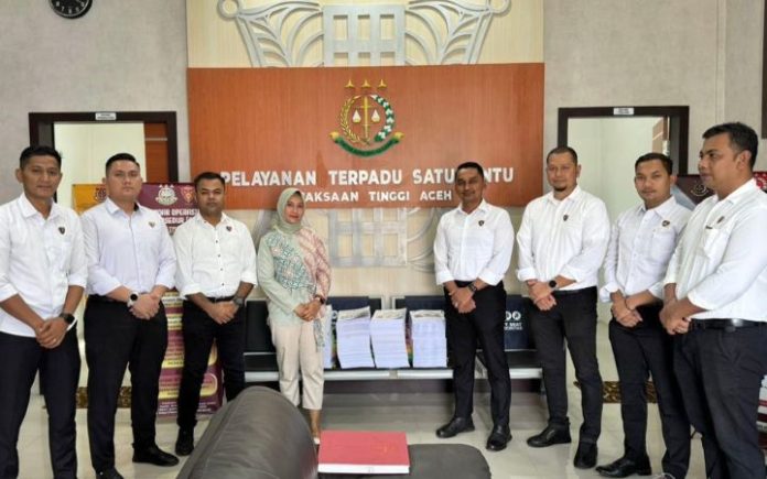 Korupsi Wastafel 4 Berkas Tersangka Baru Korupsi Wastafel Diserahkan ke Jaksa Polda Aceh serahkan 4 berkas tersangka (tahap I) baru kasus korupsi wastafel ke Kejaksaan Tinggi Aceh, Senin (2/12/2024). Foto: HO for Komparatif.ID.