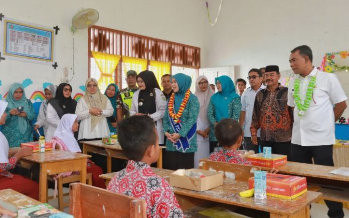 Makan Siang Gratis Pidie Pidie Ujicoba Makan Siang Gratis di SDN Riweuk Pj Bupati Pidie Samsul Azhar saat memantau simulasi makan siang gratis di SDN Riweuk, Kecamatan Sakti, Rabu (4/12/2024). Foto: HO for Komparatif.ID.