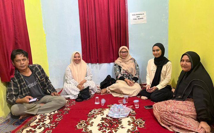 Direktur Katahati Institute, Raihal Fajri, bersama Koordinator GeRAK Bireuen, Murni M Nasir, dan kolega saat menyambangi kediaman Mukhlis Munir. Foto: Dok. Raihal Fajri.