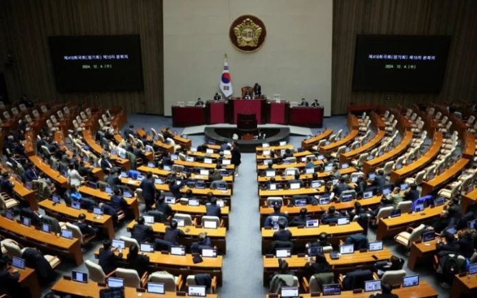 Parlemen Korea Selatan Mengapa Presiden Korsel Tiba-Tiba Umumkan Darurat Militer? Parlemen Korea Selatan langsung menggelar pertemuan usai Presiden Yoon Suk-yeol mengumumkan darurat militer (martial law) pada Selasa malam, (3/12/2024) waktu setempat. Foto: Reuters.