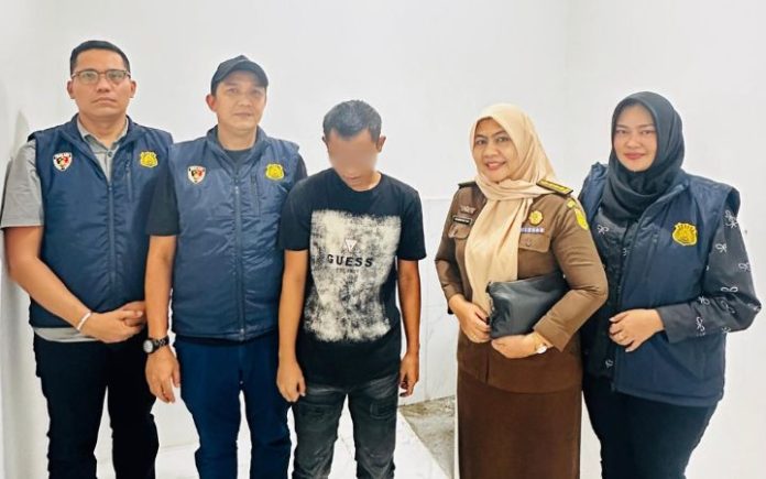 Pelaku Pemerasan Manipulasi Akun Facebook & Sebar Foto Vulgar, Pemuda Asal Jeniub Ditangkap PF (22) pemuda asal Jeunieb saat diserahkan ke Kejari Bireuen, Jumat (13/12/2024). Foto: HO for Komparatif.ID. Manipulasi Akun Facebook & Sebar Foto Vulgar, Pemuda Asal Jeniub Ditangkap