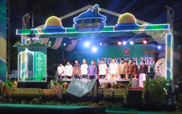 Pembukaan MTQ Pidie Pj Bupati Resmi Buka MTQ XXXVII Pidie 2024 Pembukaan MTQ XXXVII Pidie 2024 di Lapangan Kecamatan Padang Tiji pada Jumat, (6/12/2024) malam. Foto: HO for Komparatif.ID.