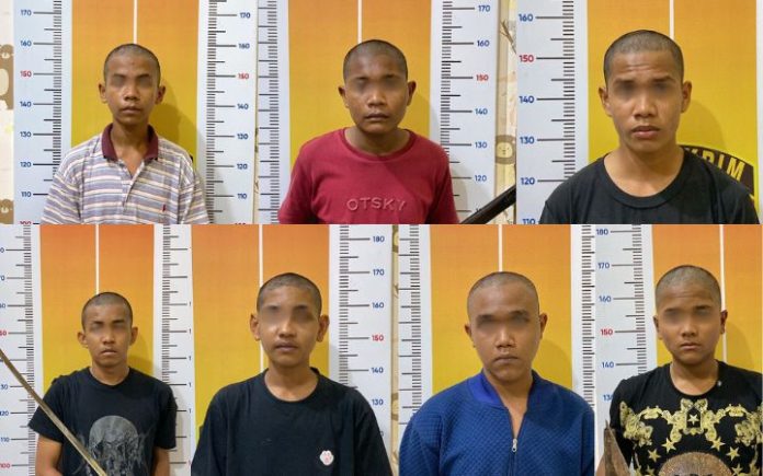 Puluhan Remaja Bersajam Beraksi di Kutablang, 7 Orang Ditangkap 7 remaja diamankan Polres Bireuen usai mengganggu masyarakat menggunakan senjata tajam di Kuta Blang, Minggu dinihari (15/12/2024). Foto: HO for Komparatif.ID. Tawuran dengan Sajam di Bireuen, 7 Remaja Terancam 10 Tahun Penjara