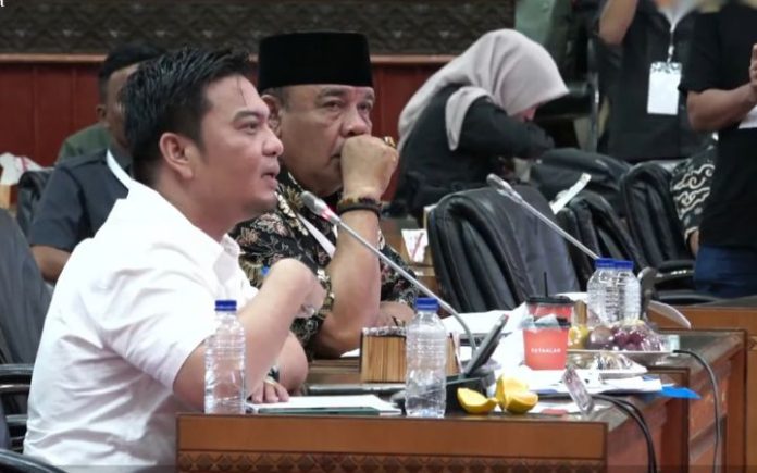 Saksi Om Bus Budi Ardiansyah Pleno Pilgub Aceh: Tim Om Bus Tolak Rekapitulasi Aceh Timur Koordinator saksi pasangan Om Bus-Syech Fadhil, Budi Ardiansyah, pada pleno rekapitulasi perhitungan suara tingkat provinsi di ruang paripurna DPRA, Minggu (8/12/2024). Foto: Komparatif.ID.