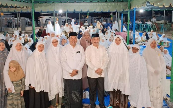 Sarjani (3) Sarjani Hadiri Zikir Akbar Usai Ditetapkan Sebagai Pemenang Pilkada Pidie Calon Bupati Pidie, Sarjani Abdullah, saat menghadiri zikir akbar usai ditetapkan sebagai peraup suara terbanyak Pilkada Pidie 2024 di Gampong Sukon Baroh, Kecamatan Glumpang Tiga, Selasa malam, (3/12/2024). Foto: HO for Komparatif.ID.