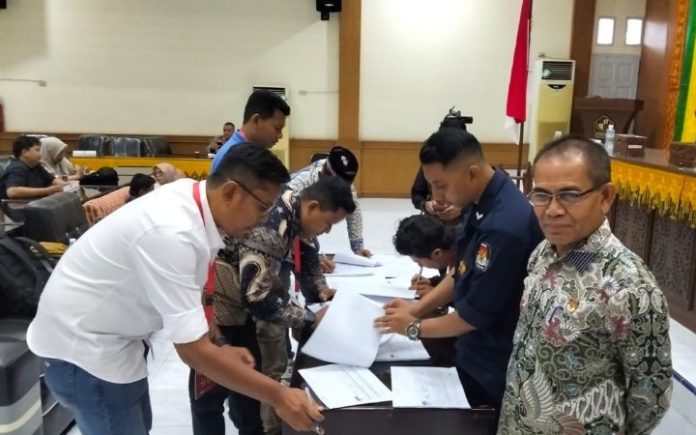Raup Suara Terbanyak, Sarjani-Alzaizi Menangkan Pilkada Pidie 2024 Ketua Divisi Saksi dan Tim Perumus Visi Misi Paslon Sarjani Abdullah-Alzaizi, Andi Firdaus, sedang melakukan tanda tangan usai selesai Pleno Rekapitulasi Suara di Gedung DPRK Pidie, Selasa (3/12/2024). Foto: Komparatif.ID/Harmadi.