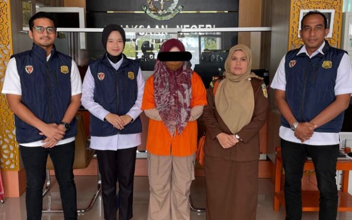 Selebgram MD Selebgram Eks Caleg Penyebar Konten Asusila Diserahkan ke Jaksa Penyidik Polda Aceh serahkan selebgram MD alias ML (32) ke Kejari Aceh Besar, Kamis (4/12/2024). Foto: HO for Komparatif.ID.