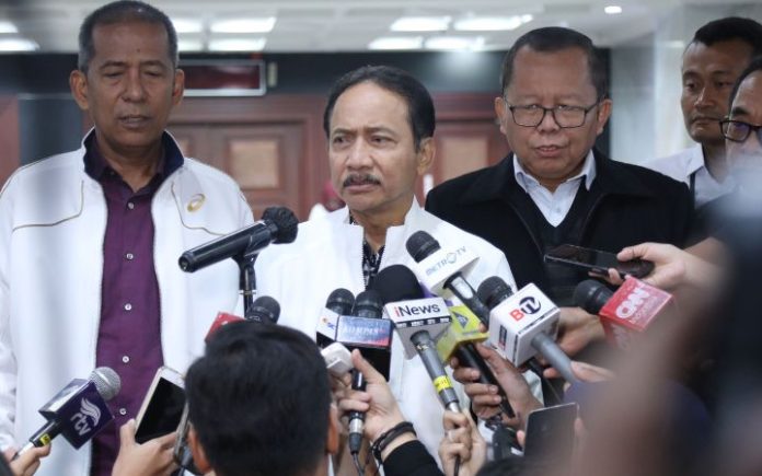 Hingga Selasa, MK Terima 200 Permohonan Sengketa Pilkada Ketua MK Suhartoyo, bersama Wakil Ketua MK Saldi Isra dan Hakim Konstitusi Arsul Sani dalam Konferensi Pers, di Lobby Aula Gedung Mahkamah Konstitusi, Jakarta. Senin (9/12/2024). Foto: MK/Panji.