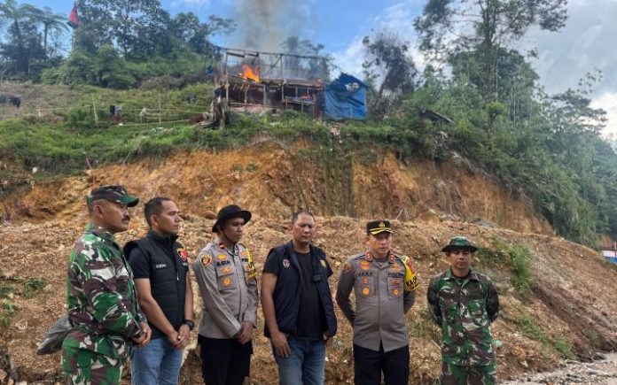 Tim Gabungan Polda Aceh Tutup Tambang Emas Ilegal di Geumpang Tim gabungan Polda Aceh tutup tambang emas ilegal di Geumpang, Pidie. Foto: HO for Komparatif.ID.