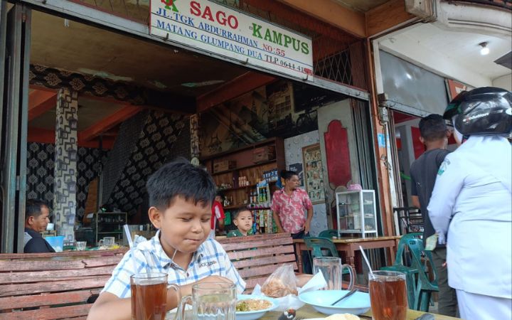 Suasana Sago Warkop yang berada di samping Gedung Utama Jamiatul Almuslim. Foto: Foto: Komparatif.ID/Muhajir Juli.