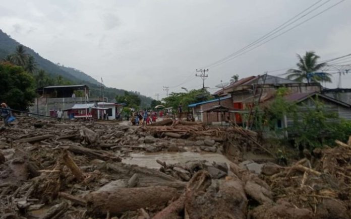 Banjir Bandang Terjang Aceh Tenggara, Jalan Kutacane-Medan Lumpuh Total Material kayu gelondongan, bebatuan, dan lumpur terbawa arus deras akibat banjir bandang yang melanda Kecamatan Semadam, Aceh Tenggara pada Senin (30/12/2024). Foto: BPBD Aceh Tenggara. Angka Bencana di Aceh Turun pada 2024, Kerugian Capai Rp123 Miliar