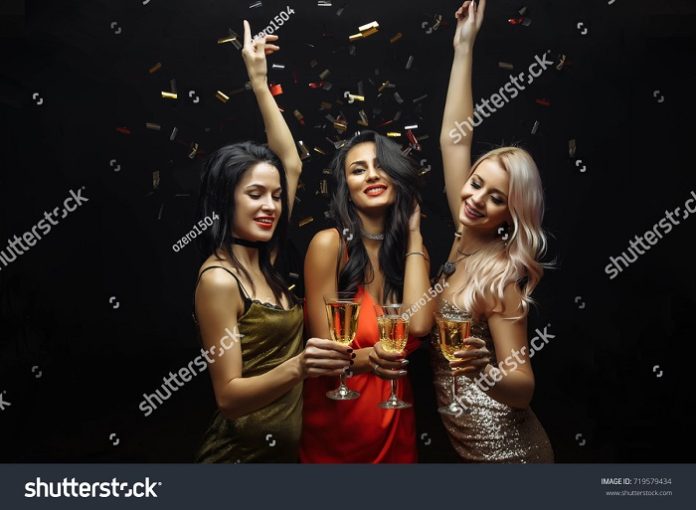stock-photo-young-attractive-women-celebrating-a-party-drinking-champagne-and-dancing-719579434 enam perilaku wanita yang harus kamu hindari