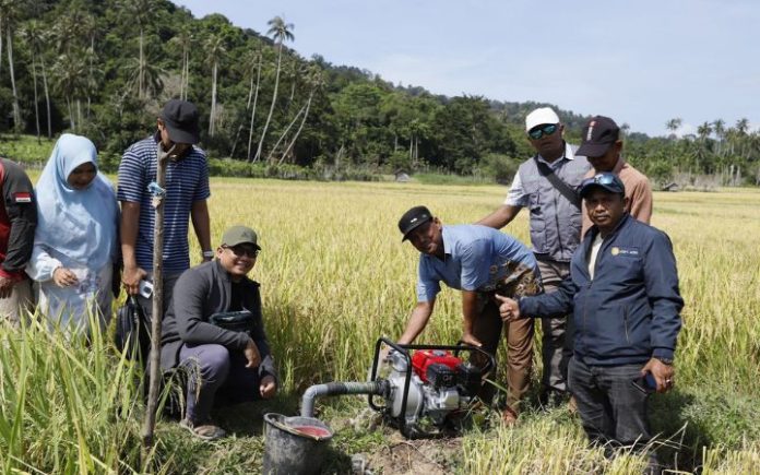Bank Aceh (19) Bank Aceh Peduli Serahkan Sumur Suntik untuk Petani Pulo Aceh Bank Aceh melalui program Bank Aceh Peduli menyalurkan berbagai bantuan sepanjang 2024 sebagai bentuk tanggung sosial. Foto: HO for Komparatif.ID.