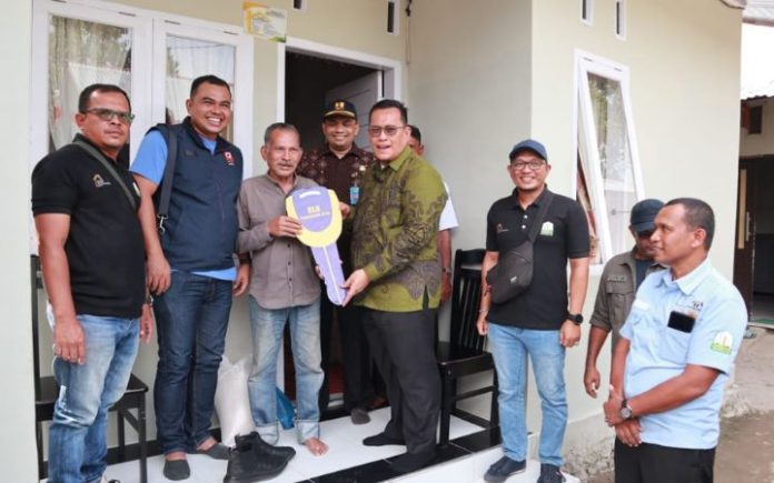Pemkab Pidie Jaya Serahkan 25 Unit Rumah Untuk Masyarakat Miskin Pj Bupati Pidie Jaya Ahmad Dadek saat menyerahkan kunci rumah layak huni secara simbolis pada kepada penerima manfaat, Kamis (9/1/2024). Foto: HO for Komparatif.ID.