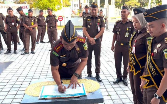 Kejari Bireuen Komit Wujudkan Zona Integritas Bebas Korupsi Kepala Kejaksaan Negeri Bireuen, Munawal Hadi bersama jajaran pegawai Kejari Bireuen menandatangani pakta integritas Wilayah Bebas Korupsi (WBK) dan Wilayah Birokrasi Bersih Melayani (WBBM) di halaman Kantor Kejari Bireuen, Senin (16/1/2025). Foto: Ho for Komparatif.ID.
