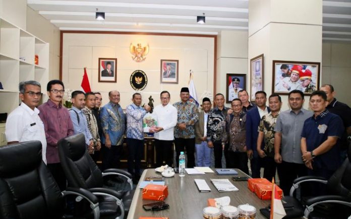 Temui Wamendagri, Ketua DPRA Bahas Pelantikan Gubernur Ketua DPRA Zulfadli bersama Pj Gubernur Aceh, Safrizal, serta pimpinan dan ketua fraksi DPRA saat menyerahkan hasil paripurna penetapan gubernur dan wakil gubernur Aceh terpilih kepada Wakil Menteri Dalam Negeri (Wamendagri) Bima Arya, di Jakarta, Selasa (15/1/2025). Foto: HO for Komparatif.ID.