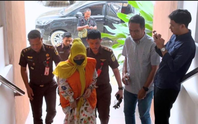 Nyonya N (1) Gembong Sabu Nyonya N Diserahkan ke Kejari Bireuen Gembong sabu Nyonya N dikawal ketat petugas saat diserahkan ke Kejari Bireuen, Rabu (22/1/2025). Foto: HO for Komparatif.ID.