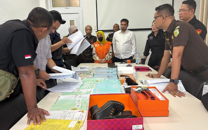 Nyonya N bersama barang bukti dan dokumen yang diserahkan penyidik BNN ke Kejaksaan Negeri Bireuen untuk proses hukum TPPU, Rabu (22/1/2025). Foto: HO for Komparatif.ID.