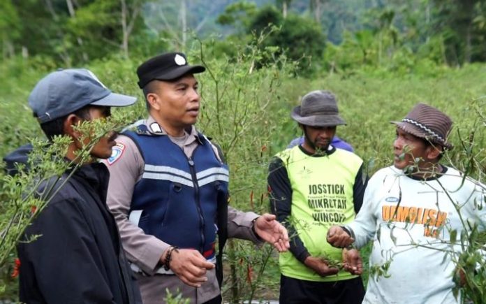 Bripka Adi Syafnur Arisal bersama petani di Kecamatan Beutong Ateuh Banggalang, Nagan Raya. Foto: HO for Komparatif.ID.