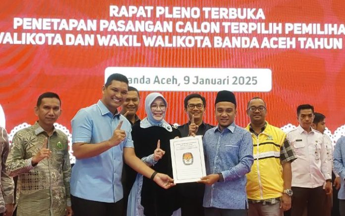 Pleno penetapan Wali Kota Wakil Wali Kota Banda Aceh (1) Illiza-Afdhal Ditetapkan Sebagai Wali Kota-Wakil Wali Kota Banda Aceh Terpilih Illiza-Afdhal resmi ditetapkan sebagai Wali Kota dan Wakil Wali Kota Banda Aceh terpilih periode 2025-2030. Foto: Komparatif.ID/Rizki Aulia Ramadan.