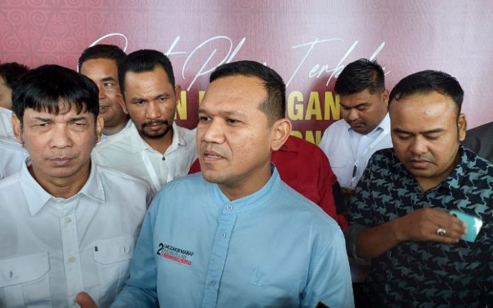 Dek Fadh: Jadwal Pelantikan Kami Serahkan Pusat Wakil Gubernur Aceh terpilih Fadhullah alias Dek Fadh saat memberikan keterangan media usai penetapan Gubernur-Wakil Gubernur terpilih oleh KIP Aceh di The Pade Hotel, Kamis (9/1/2025). Foto: Komparatif.ID/Rizki Aulia Ramadan.