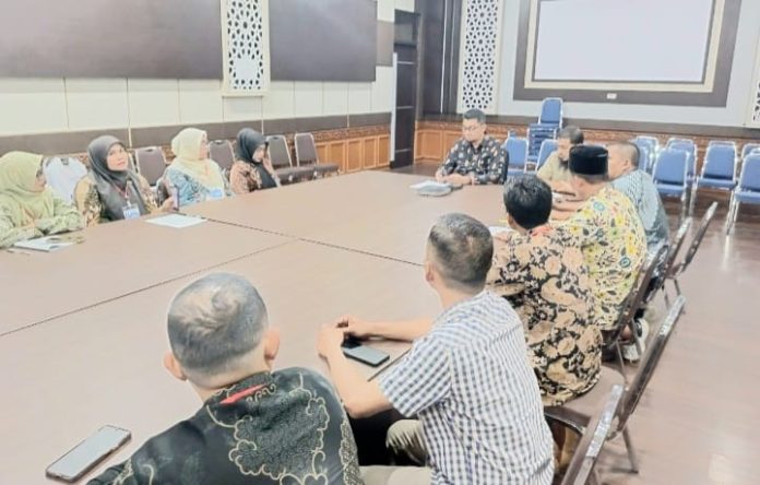 WhatsApp Image 2025-01-09 at 20.51.41 Disdik Aceh Akan Kaji SK Normalisasi Tenaga Administrasi Sekolah Kadisdik Aceh Marthunis menyebut pihaknya akan mengkaji SK normalisasi untuk tenaga administrasi sekolah kembali mendapatkan jabatan struktural. Foto: HO for Komparatif.ID.
