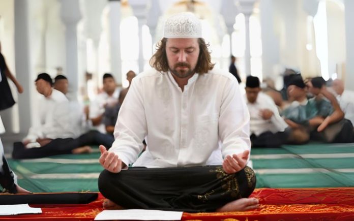 William Robert Mackay (1) William Robert Mackay Ikrarkan Iman di Baiturrahman