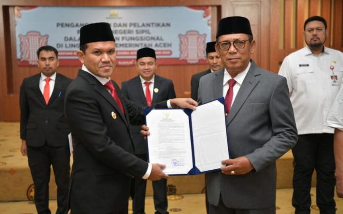 Eks Kadisdik Aceh Alhudri Ditunjuk Sebagai Plt Sekda Aceh Wagub Aceh Fadhullah menyerahkan SK pengangkatan sebagai Plt Sekda Aceh kepada Alhudri, Rabu (19/2/2025). Eks Kadisdik Aceh itu menggantikan Muhammad Diwarsyah. Foto: Prokopim.