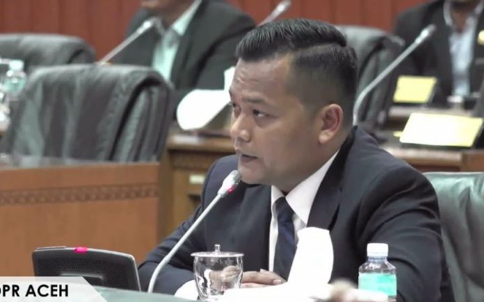 Anggota DPRA Nurdiansyah Alatas Anggota DPRA: Dek Fadh Ambil Alih Kewenangan Gubernur Anggota DPR Aceh Fraksi Golkar, Nurdiansyah Alasta, menyebut Wakil Gubernur Fadhlullah (Dek Fadh) mengambil alih kewenangan Gubernur Muzakir Manaf terkait pengangkatan Plt Sekda Aceh Alhudri yang diduga maladministrasi.