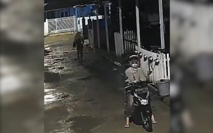 Nyan! 2 Droe Aneuk Inöng Pancuri Sipatu Deuh Lam CCTV di Jeulingke Foto: Screenshoot layeu hapé.