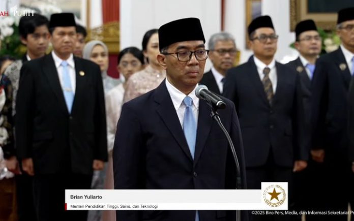 Satryo Brodjonegoro Jadi Menteri Pertama yang Dicopot Prabowo Guru Besar ITB Brian Yuliarto dilantik sebagai Mendikti Saintek menggantikan Satryo Brodjonegoro yang baru menjabat tiga bulan. Foto: Youtube Setneg.