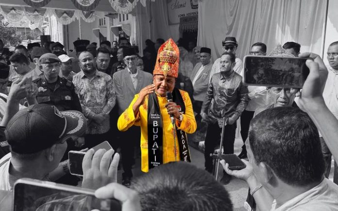Beredar Isu Bupati Bireuen Terpilih Akan Diracun Kabar tentang rencana Bupati Bireuen terpilih akan diracun, merambat sangat cepat di kalangan terbatas. Sejumlah orang dekat bupati Bireuen terpilih kian ekstra menjaga H. Mukhlis Cut Hasan.