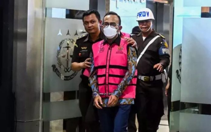 Oploskan Pertalite, Dirut Pertamina Patra Niaga Ditahan Kejagung Direktur Utama PT Pertamina Patra Niaga Riva Siahaan saat ditangkap penyidik Kejagung RI, Selasa (25/2/2025). Foto: Antara.