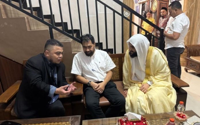 Investor Saudi Ingin Bangun Pabrik Pengolah CPO di Aceh Juga Tertarik Investasi ke Sektor Energi & Mineral Gubernur Aceh Muzakir Manaf saat bertemu investor dari Arab Saudi. Konsosium dari Timur Tengah itu disebut tertarik berinvestasi ke sektor industri CPO, energi, dan mineral di Aceh. Foto: HO for Komparatif.ID