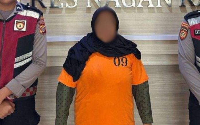 IRT di Nagan Raya Sekap Lansia Demi Bayar Kredit Motor NJ (46) ditangkap Satreskrim Polres Nagan Raya usai menyekap dan mencuri perhiasan milik seorang lansia untuk membayar cicilan sepeda motor. Foto: Polres Nagan Raya.