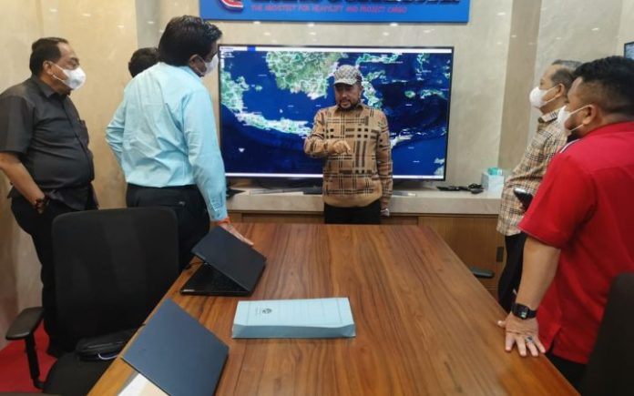 Gubernur Gorontalo Minta Ismail Rasyid Perluas Investasi di Gorontalo CEO PT Trans Continent Ismail Rasyid bersama sejumlah investor internasional dan nasional di ruang Command Center PT Trans Continent, Jakarta . Ruang ini untuk memonitor kegiatan 23 kantor cabang di seluruh Indonesia. Foto: HO for Komparatif.ID.