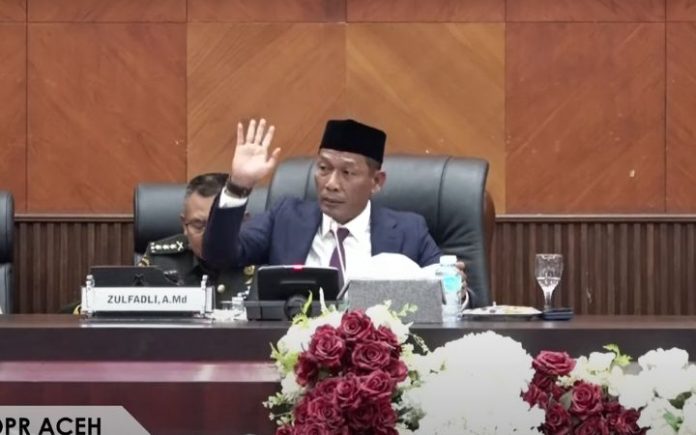 Ketua DPR Aceh Zulfadhli menyebut pengangkatan Alhudri sebagai Plt Sekda Aceh yang diduga maladministrasi didalangi Ketua DPD Gerindra Aceh, sekaligus Wakil Gubernur Aceh Fadhlullah (Dek Fadh). Ketua DPRA: SK Plt Sekda Alhudri Bermasalah Permainan Wagub Dek Fadh abang samalanga